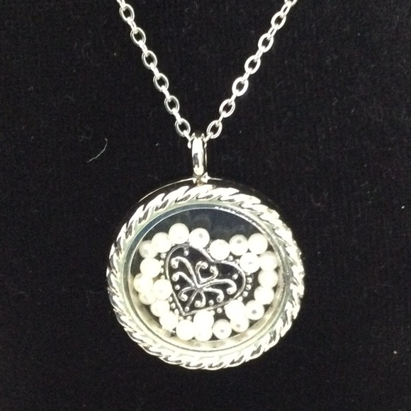 Elegant Silver Color heart Pendant Necklace. NWOT  #567 - Picture 1 of 5